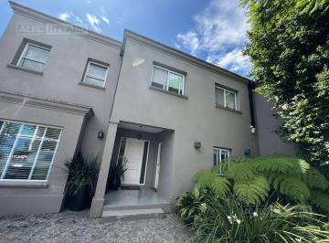 Casa · 322m² · 6 Ambientes · 3 Cocheras · Casa Moderna en Alquiler en Barrio Cerrado Rey Moro - La Horqueta