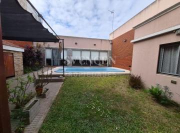 Casa de 4 ambientes, Quilmes · Casa con Gran Quincho y Pileta en Villa La Florida!