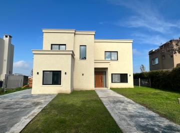 Casa · 300m² · 4 Ambientes · 2 Cocheras · Casa en Venta - El Cantón, Barrio Norte