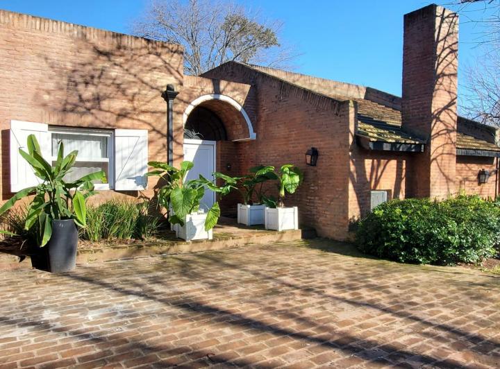 Casa · 800m² · 6 Ambientes · 1 Cochera
