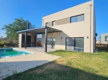 Casa · 160m² · 4 Ambientes · 4 Cocheras · Casa 2 Plantas con Pileta en Santo Tomas