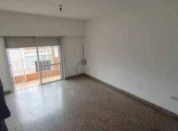 Departamento de 2 ambientes, Quilmes · Departamento / Semi - Piso, con Balcon a La Calle