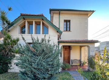 Casa · 143m² · 7 Ambientes · 1 Cochera · Casa Inglesa en Lomas de Zamora C/pileta