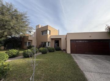 Casa · 228m² · 8 Ambientes · 2 Cocheras · Casa en Tejas 4