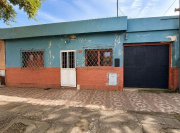 Casa · 100m² · 8 Ambientes · 1 Cochera · 10x30 en Capital Una Oportunidad Para Transformar!