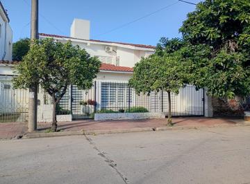 Casa · 174m² · 4 Ambientes · 1 Cochera · Hermosa Casa en Venta Zona Sur