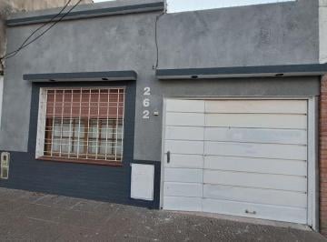 Casa · 86m² · 2 Ambientes · 1 Cochera · Alquiler Casa con Cochera y Quincho Quilmes