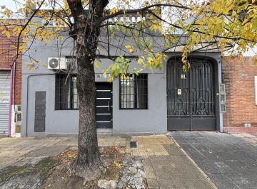 Casa · 258m² · 8 Ambientes · 1 Cochera · Venta en Block de Casa Para 3 Familias en Sarandi