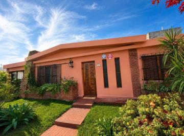Casa · 154m² · 7 Ambientes · Venta - Casa de Tres Dorm. con Patio en Parque Field, Rosario
