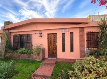 Casa · 154m² · 7 Ambientes · Venta - Casa de Tres Dorm. con Patio en Parque Field, Rosario