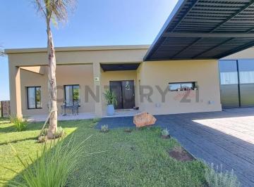 Casa · 210m² · 6 Ambientes · 2 Cocheras · Casa Country Venta 6 Amb. Las Calandrias Campana