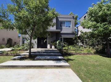 Casa · 250m² · 5 Ambientes · 1 Cochera · Casa en Las Tipas
