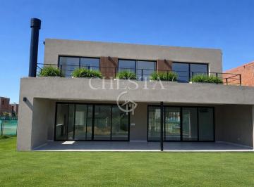Casa · 146m² · 6 Ambientes · 2 Cocheras · Casa en Alquiler en Santa Sofía, Pilar del Este, Pilar