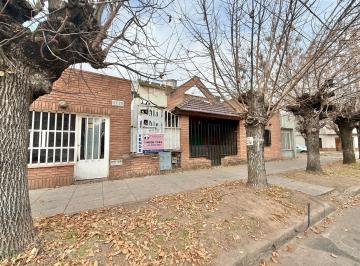 Casa · 130m² · 3 Ambientes · 1 Cochera · Casa 3 Ambientes con Patio, Cochera, Dependencia y 2 Locales Comerciales en Villa Luzuriaga