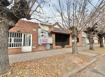 Casa · 130m² · 3 Ambientes · 1 Cochera · Casa 3 Ambientes con Patio, Cochera, Dependencia y 2 Locales Comerciales en Villa Luzuriaga
