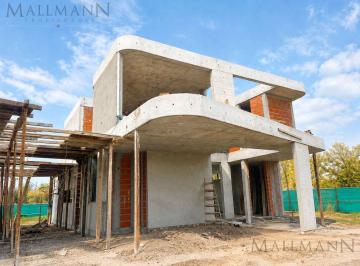 Casa · 227m² · 6 Ambientes · 2 Cocheras · Venta Casa 4 Dorm. en Los Cardos de Hormigón