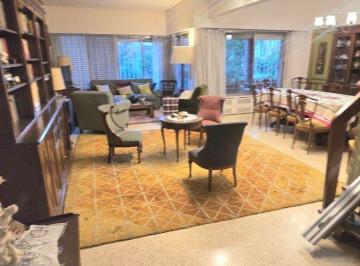 Casa de 8 ambientes, Vicente López · Excelente Casa en Lote Propio con Jardin