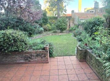 Casa de 8 ambientes, Vicente López · Excelente Casa en Lote Propio con Jardin