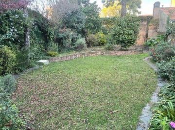 Casa de 8 ambientes, Vicente López · Excelente Casa en Lote Propio con Jardin