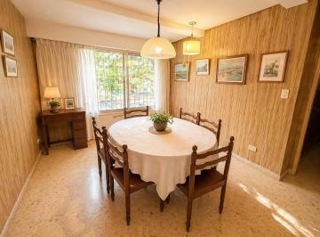 Casa de 8 ambientes, Vicente López · Excelente Casa en Lote Propio con Jardin
