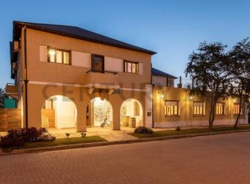 Hotel · 1400m² · Hotel en Venta en Villa Rumipal Excepcional Ubicación