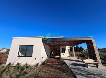 Casa · 186m² · 5 Ambientes · 1 Cochera · Venta de Casa con Pileta a La Laguna en Cazal