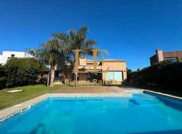 Casa · 220m² · 4 Ambientes · 6 Cocheras · Venta Casa con Pileta y Muelle Al Río
