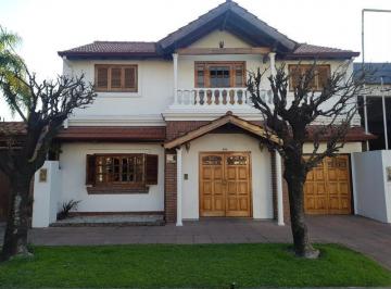 Casa · 197m² · 5 Ambientes · 1 Cochera · Casa - Castelar Norte