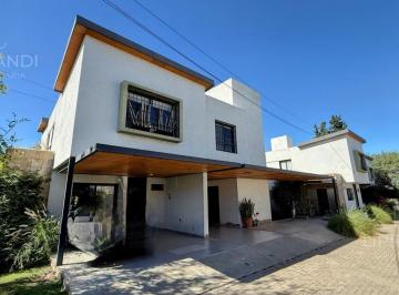 Casa · 220m² · 4 Ambientes · 2 Cocheras · Complejo Cerrado - Cochera Doble - Expensas Bajas