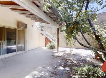 Casa · 164m² · 5 Ambientes · 1 Cochera · Chalet Multifamiliar a Reciclar en Venta de 5 Ambientes en Martinez con Patio