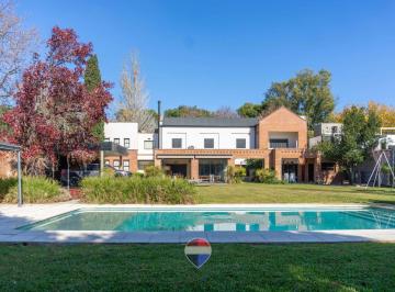 Casa · 444m² · 8 Ambientes · 3 Cocheras · Casa en Venta Gonnet Entre Caminos