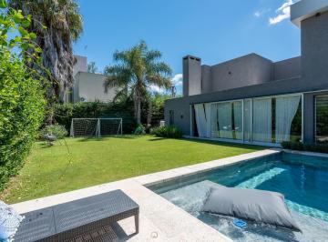 Casa · 290m² · 6 Ambientes · 1 Cochera · Casa en Venta en La Carolina con Pileta Tres Dorm. Moderna Recibe Menor