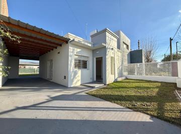 Casa · 70m² · 4 Ambientes · 2 Cocheras · Casa de 2 Dorm. con Pileta, Cochera y Galería en Tierra de Sueños Alvear