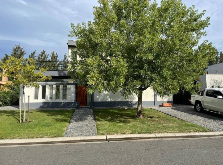 Casa · 140m² · 4 Ambientes · 1 Cochera