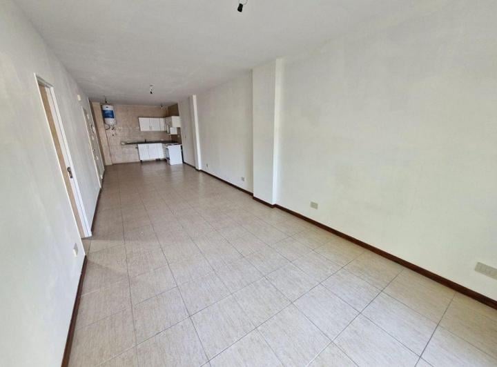Dpto 1 Amb y Medio Divisible - 40 m&sup2; - 6 Años de Antigüedad - 2° por Escalera