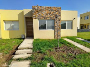 Casa · 74m² · 4 Ambientes · 1 Cochera · Casa 4 Ambientes en Alquiler Monte Grande