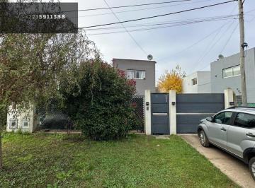 Casa · 88m² · 3 Ambientes · 2 Cocheras · Duplex en 425 Entre 14 y 15. 2 Dorm.. Patio.