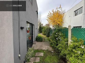 Casa · 96m² · 3 Ambientes · 2 Cocheras · Duplex en 425 Entre 14 y 15. 2 Dorm.. Patio.