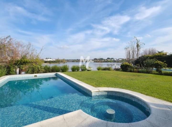 Casa · 330m² · 7 Ambientes · 2 Cocheras