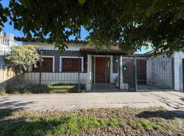Casa · 218m² · 4 Ambientes · 1 Cochera · Chalet 4 Amb Jardín y Quincho en Temperley Este