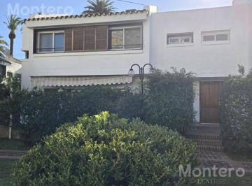 Casa · 70m² · 3 Ambientes · 1 Cochera · Casa en Bungalow Hacoaj con Jardín