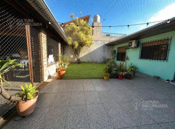 Casa · 136m² · 5 Ambientes · 3 Cocheras · Venta Casa en El Palomar 5 Ambientes con Jardin Cochera y Parrilla