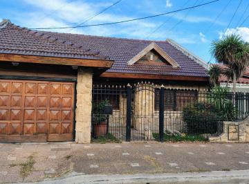 Casa · 183m² · 4 Ambientes · 1 Cochera · Chalet Moron Sur