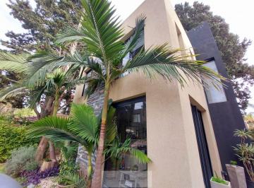 Casa · 400m² · 4 Ambientes · 3 Cocheras · Casa en Venta, 4 Ambientes, con Pileta en Barrio Parque Leloir