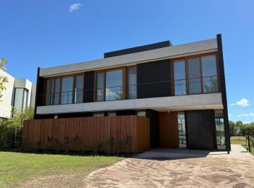 Casa · 252m² · 5 Ambientes · Casa en Venta en Laguna Grande, Villanueva, Tigre