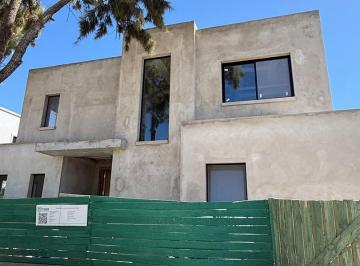 Casa · 240m² · 4 Ambientes · Casa en Venta en Laguna Grande, Villanueva, Tigre