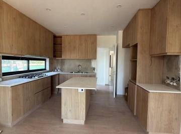 Casa · 240m² · 4 Ambientes · Casa en Venta en Laguna Grande, Villanueva, Tigre