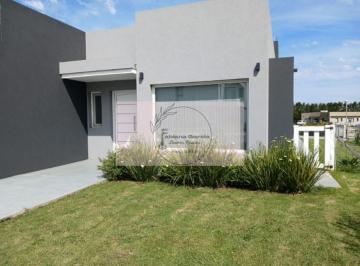 Casa · 215m² · 4 Ambientes · Casa de Categoria con Piscina, 3 Suites y Cochera Vidriada en Barrio Privado Tierra del Mar. Venta