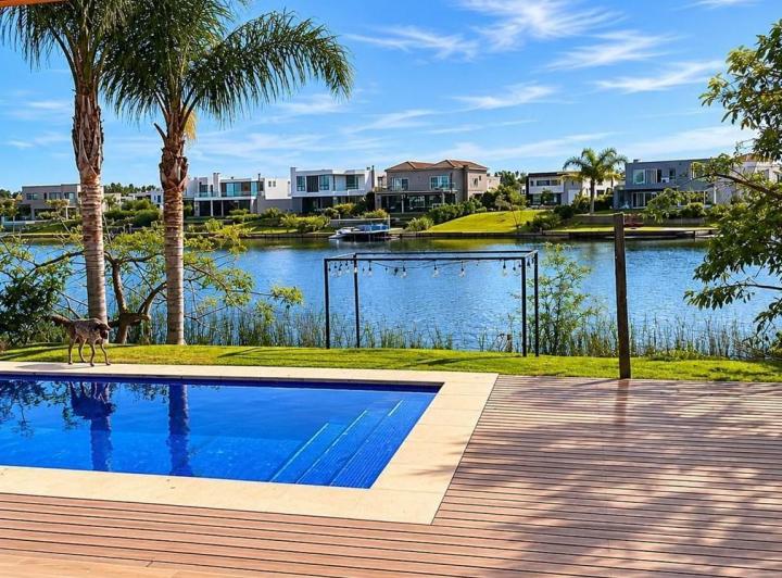 Casa · 320m² · 6 Ambientes · 6 Cocheras