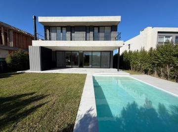 Casa · 500m² · 4 Dormitorios · 3 Cocheras · Casa en Venta en Los Castaños Nordelta